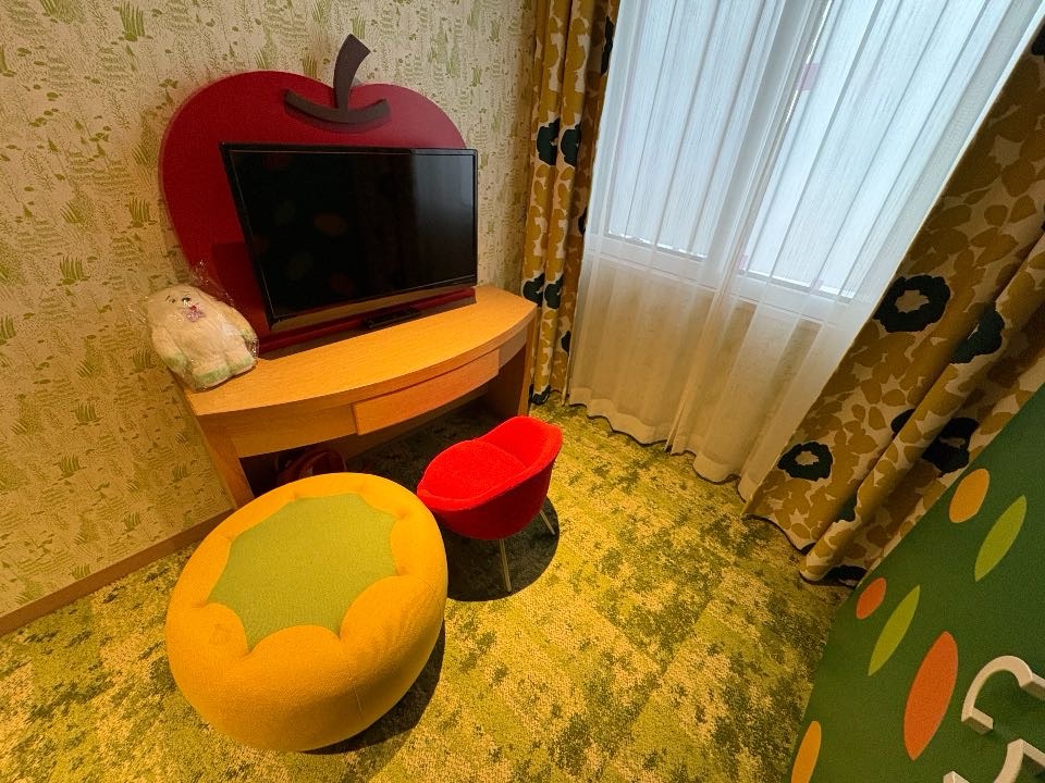 りんごデザインのテレビとソファー