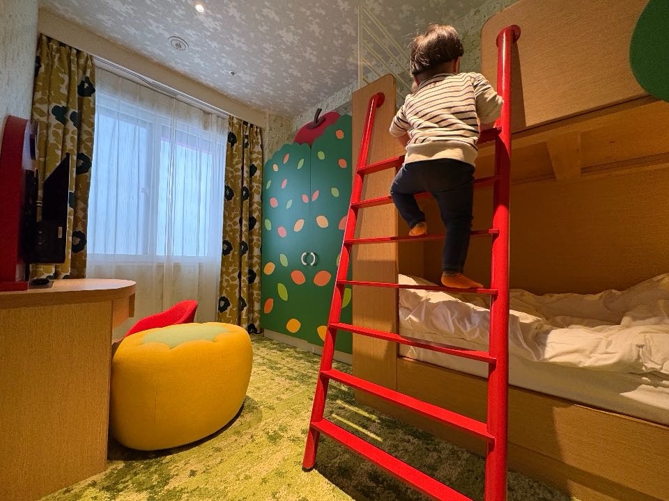 ベッドに登る2歳児