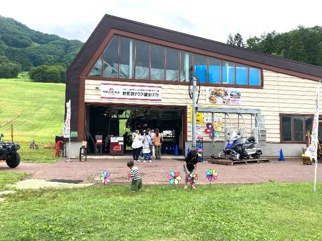 野尻湖観光リフトの乗り場前