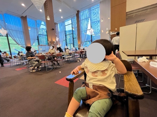 1歳児が座る子ども用椅子