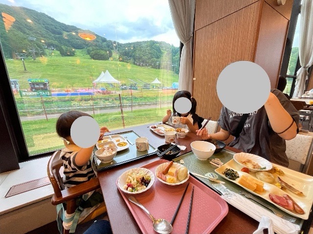 窓際の席で朝食を食べています