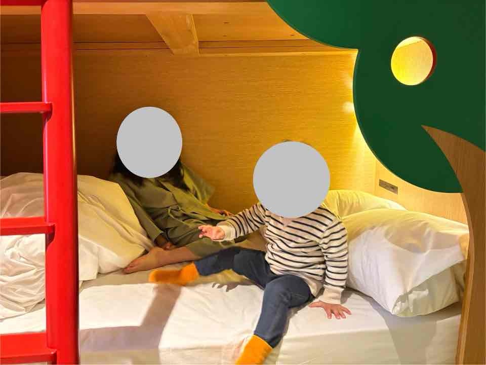 ANAホリデイインリゾート信濃大町くろよんの2段ベッドでくつろぐ子どもたち
