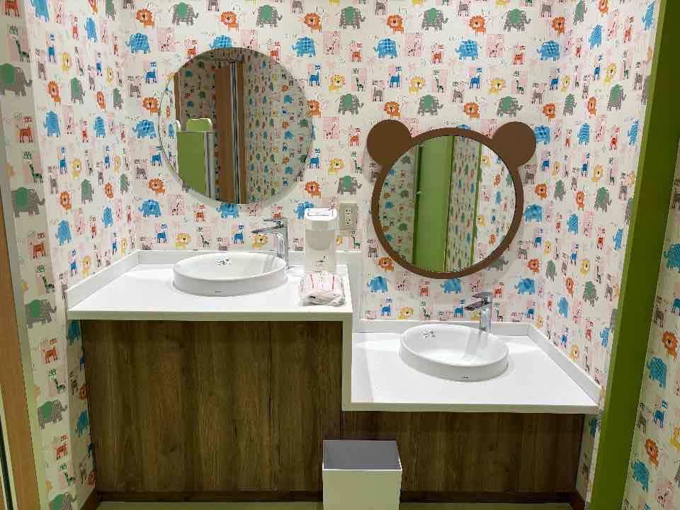 手洗い場のクマさんの形の鏡