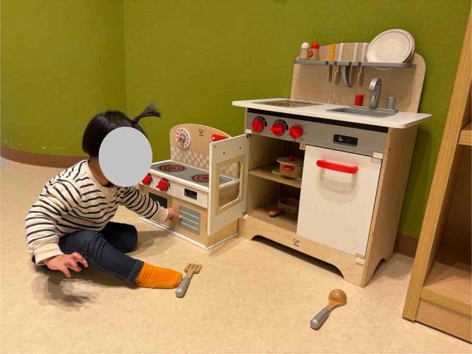 キッチンセットで遊ぶ2歳児