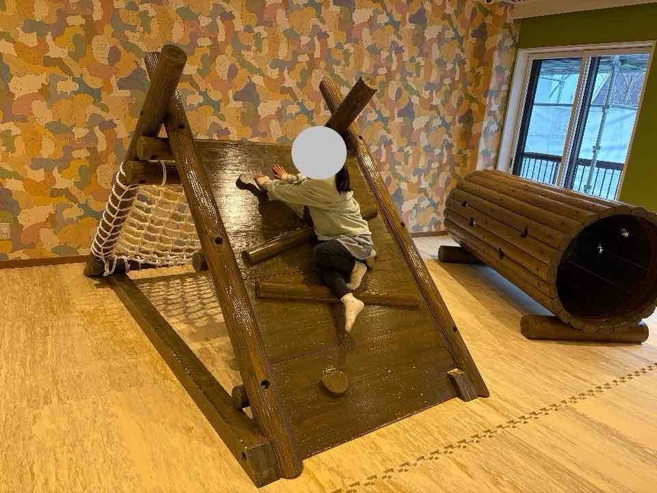 キッズクラブの大型遊具で遊ぶ5歳児