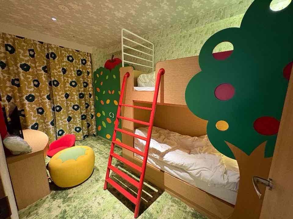 りんごデザインの2段ベッド