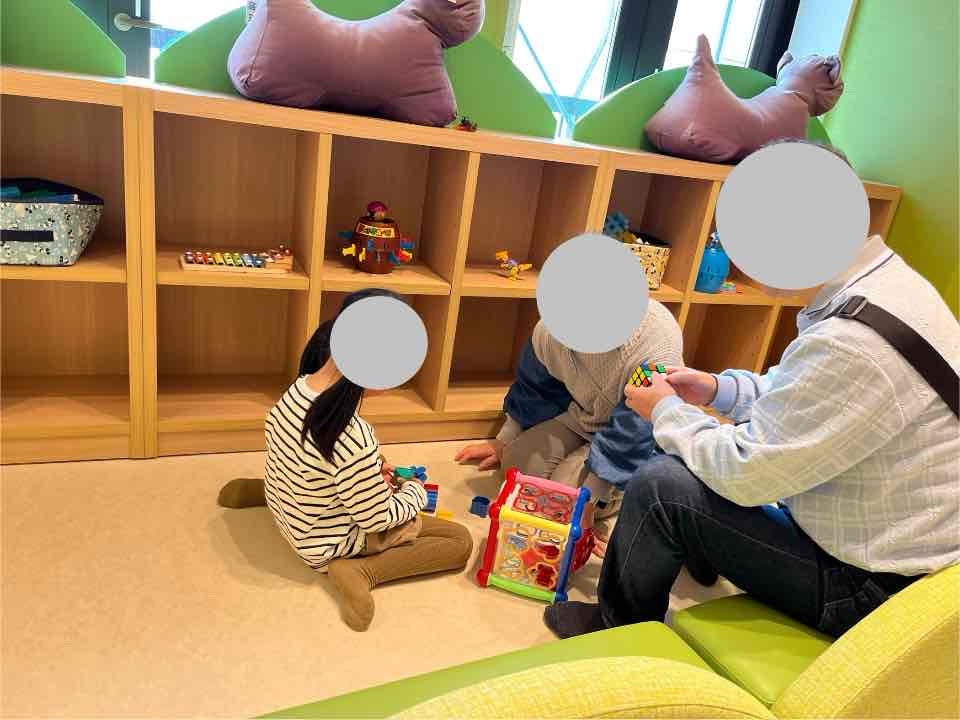 子どもは型はめ、大人はルービックキューブをしています