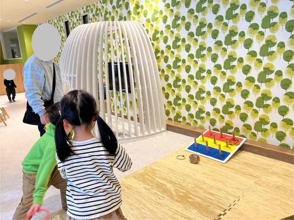 りんごのデザインがかわいいテレビコーナー