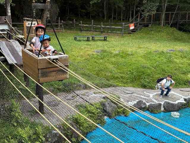 軽井沢おもちゃ王国の紐をひっぱって進む遊具