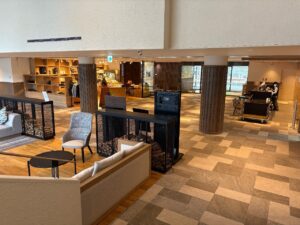 ホテルのフロント前