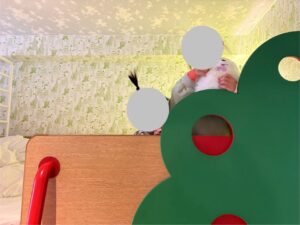 ベッドで遊ぶこどもたち