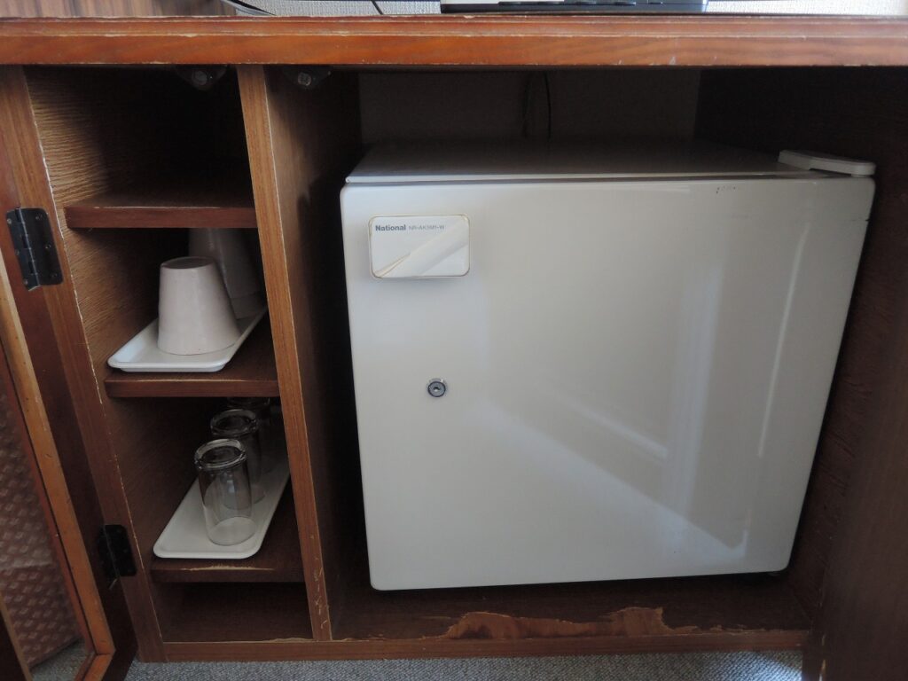 冷蔵庫とコップ類