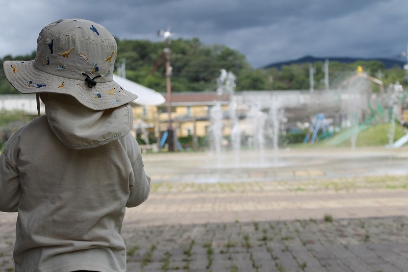 サンパワーふれあい公園の噴水とわが子