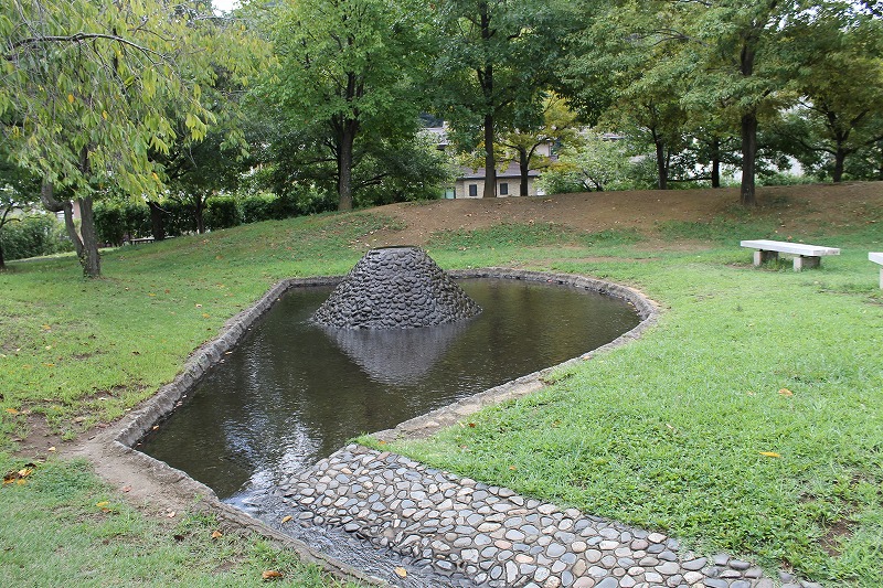優しい流れの噴水でも遊べます
