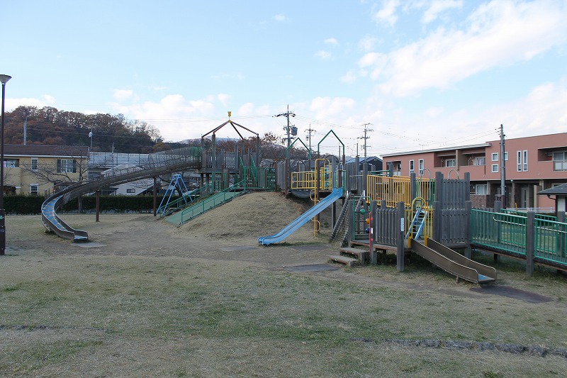 滑り台が楽しい大型複合遊具