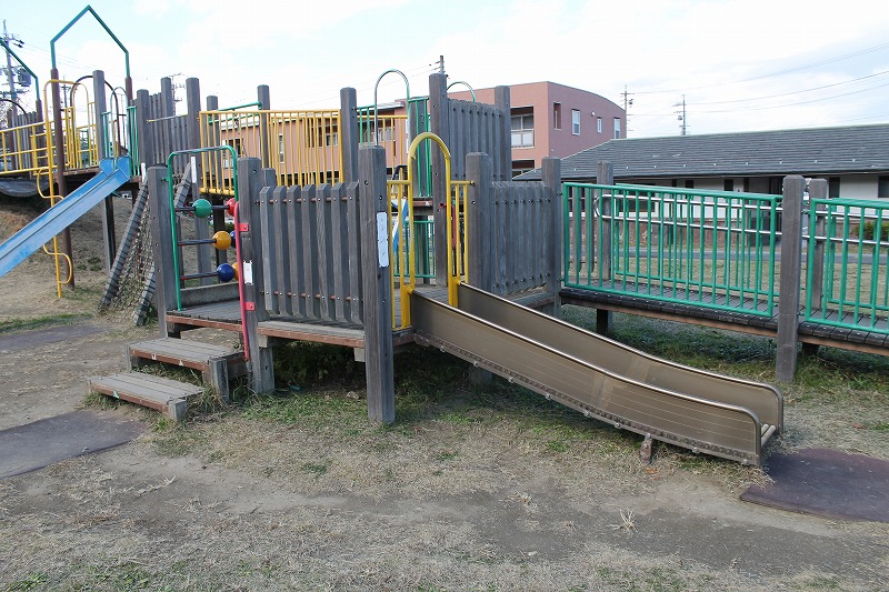 短いローラー滑り台