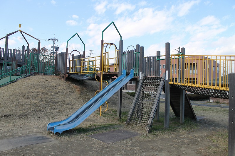 中くらいの滑り台と通路