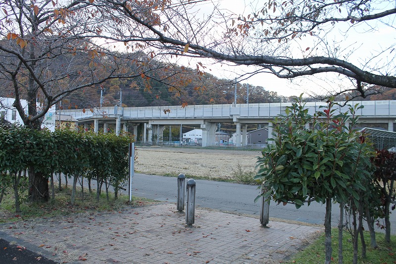 公園内から新幹線の線路が見えます