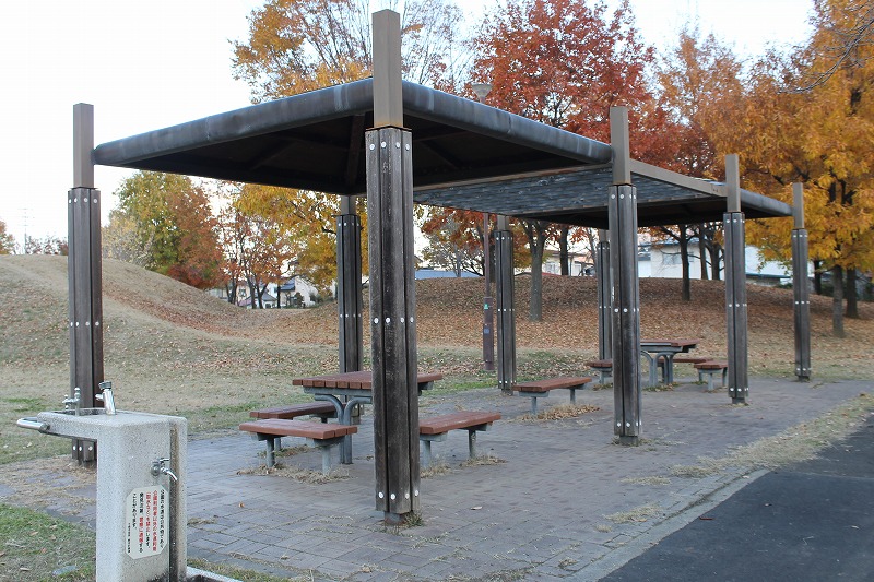 テーブル付きの東屋