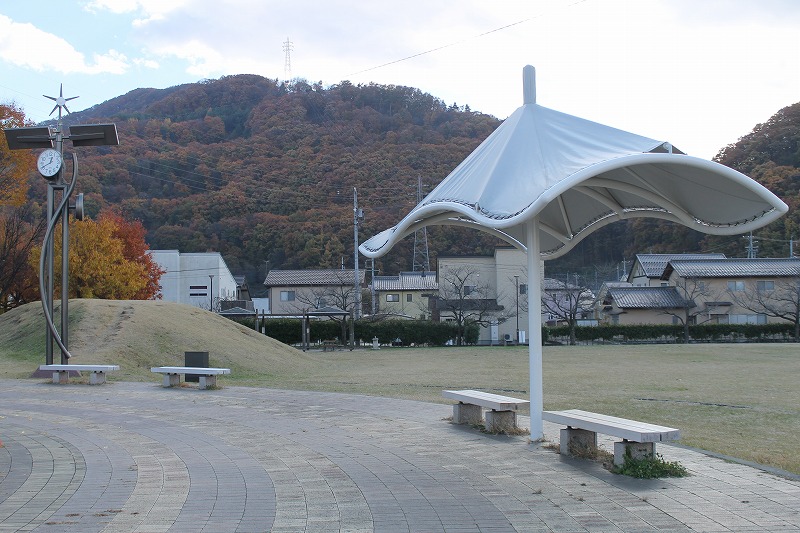 噴水の周りの屋根付きベンチ