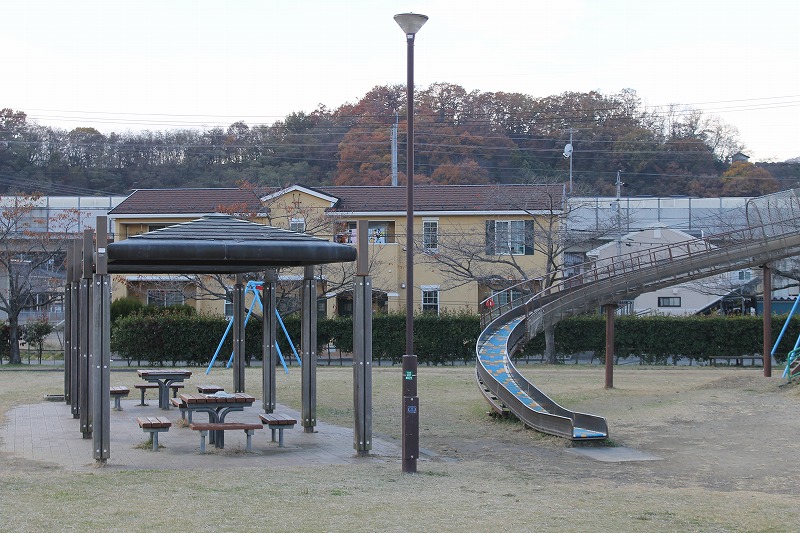 複合遊具横の屋根付き東屋