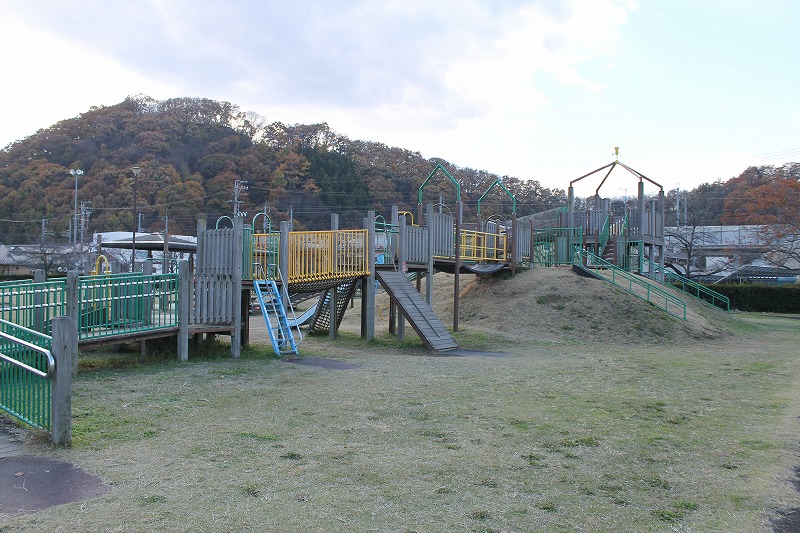 大型滑り台を入口側から見た様子