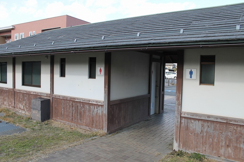 サンパワーふれあい公園のトイレ外観