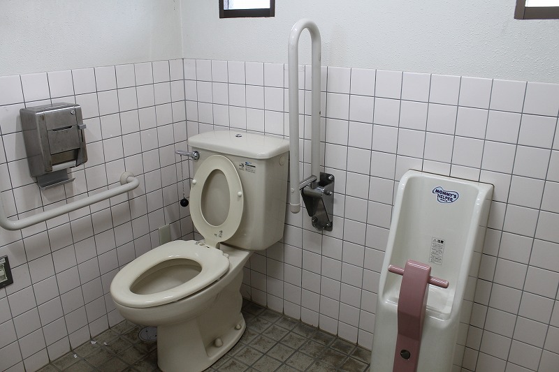 多目的トイレの洋式トイレ