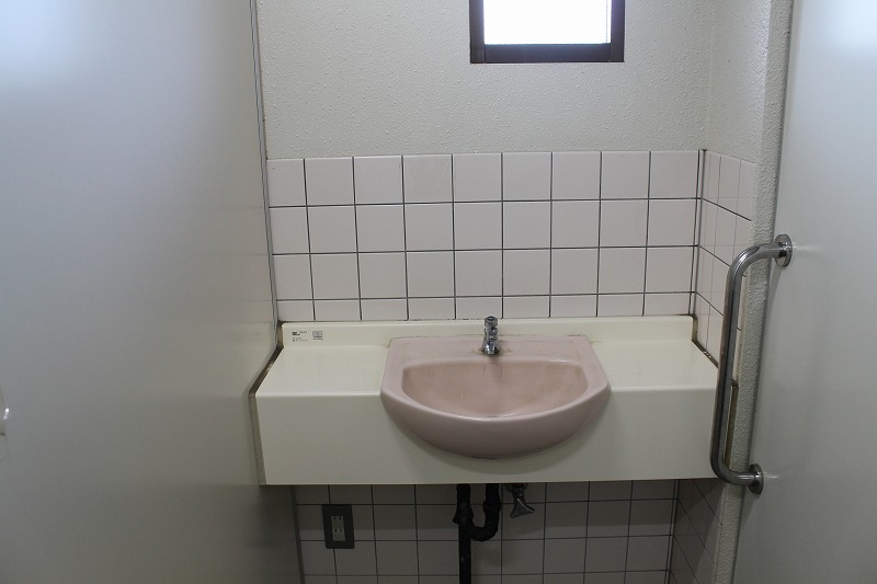 女性用トイレの手洗い場