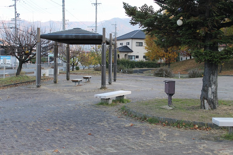 ベンチや東屋が点在しています