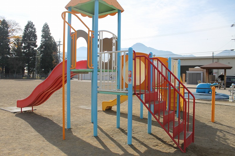 内川公園の複合遊具を裏から見たところ