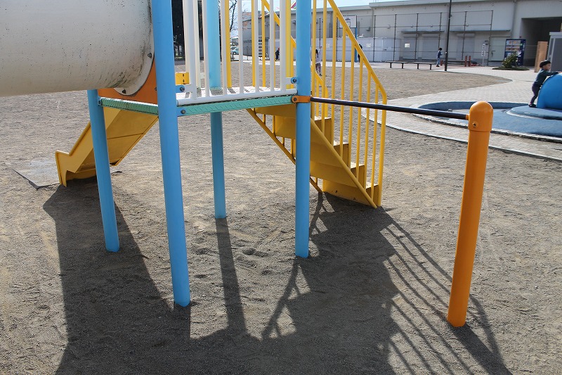 複合遊具に鉄棒も付いている！