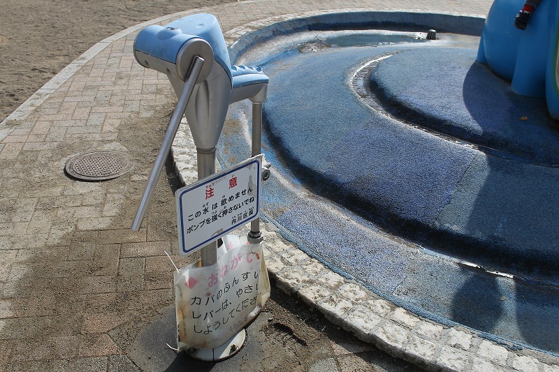 ポンプで水をくみ上げるところ