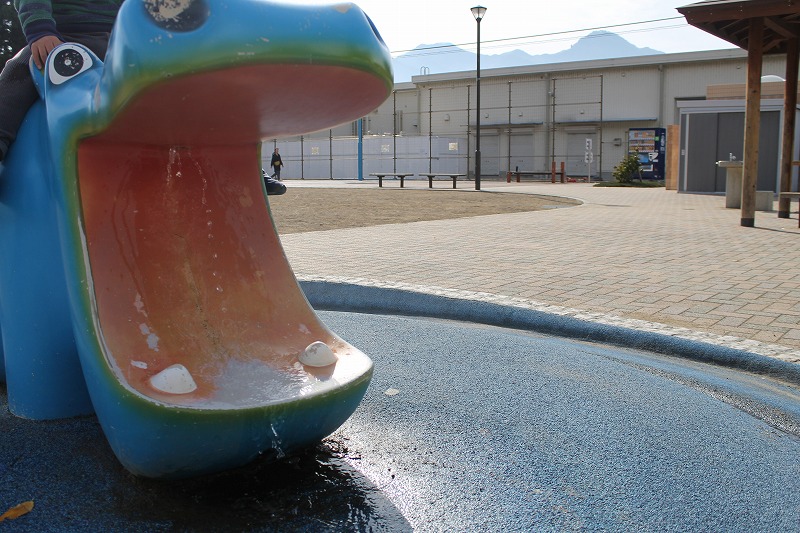 カバのお口からお水が出てきます