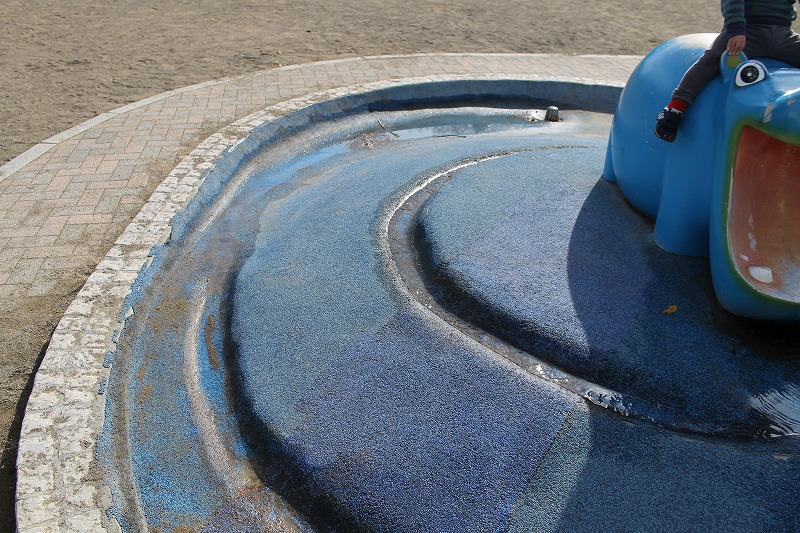 口から出た水が流れるとおころ