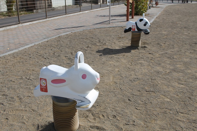 内川公園のスプリング遊具、うさぎ