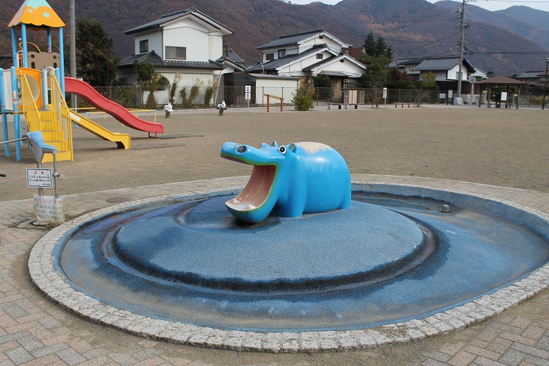 ポンプ遊具、カバさん