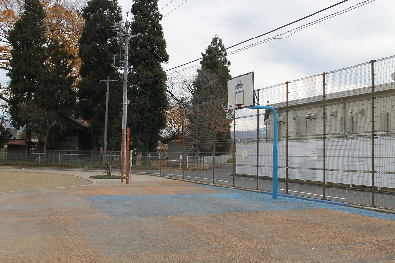 バスケットゴールでバスケの練習が出来ます