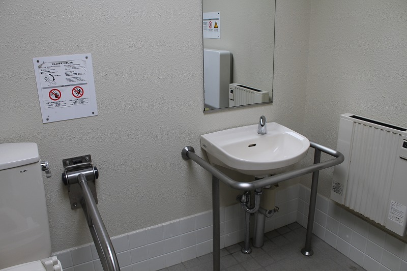 多目的トイレの手洗い場周辺