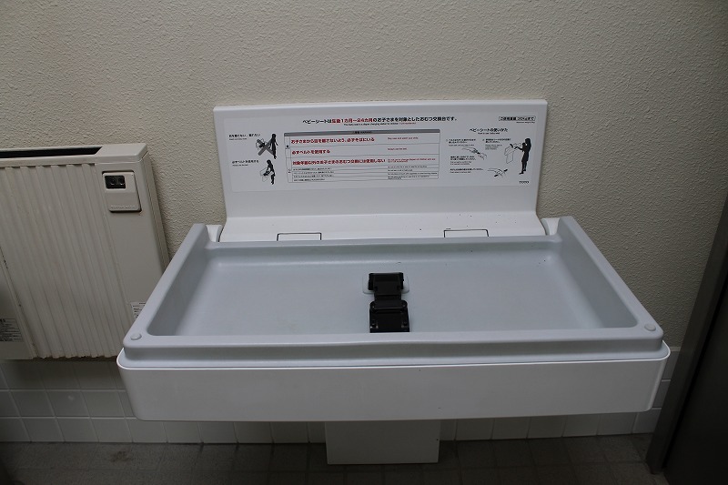 多目的トイレ内のオムツ交換台