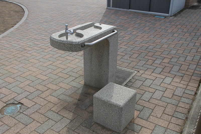 足台が付いている水飲み場