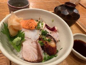 美味しい海鮮炙り丼