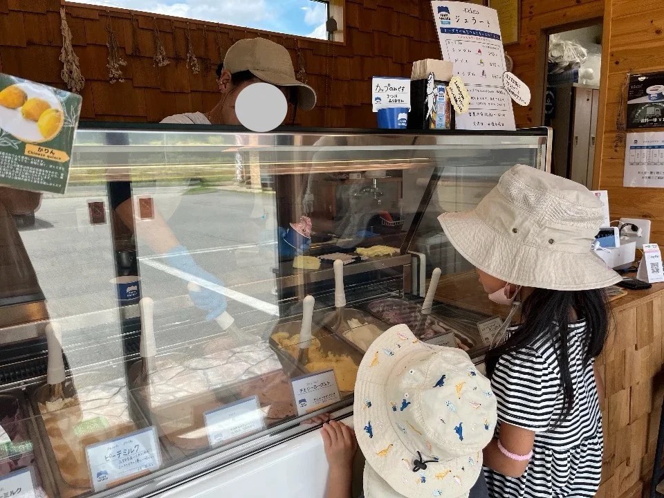 盛り付けに興味津々