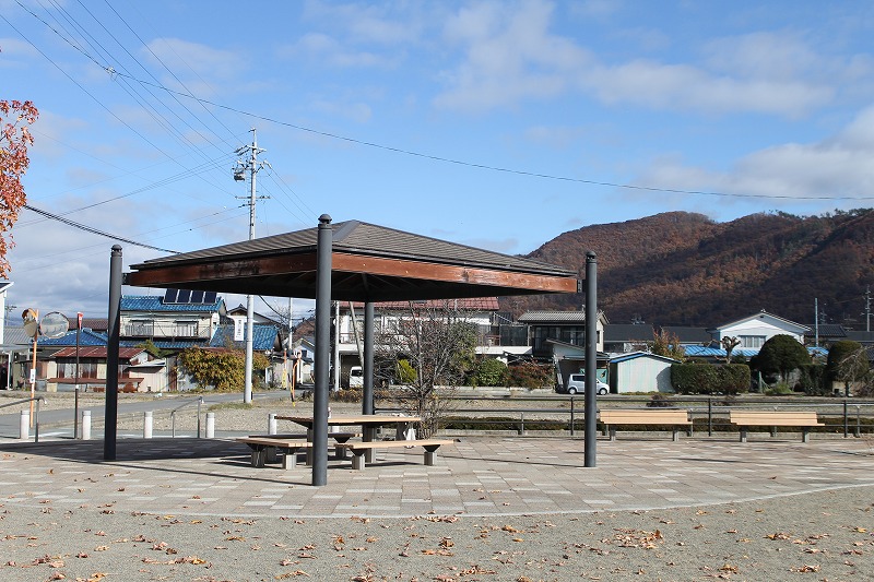 小船山公園の東屋、屋根とテーブルあり