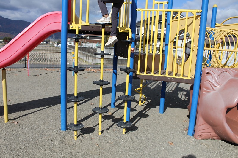 小船山公園の複合遊具、面白い登り口