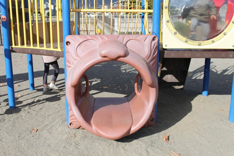 小船山公園の複合遊具、動物のトンネル