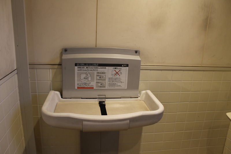 多目的トイレ、開閉式のオムツ交換台