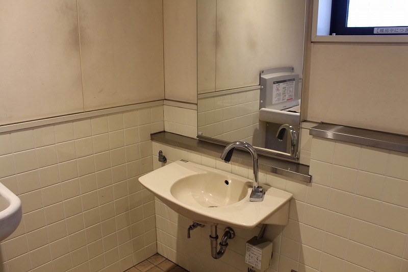 多目的トイレ、手洗い場