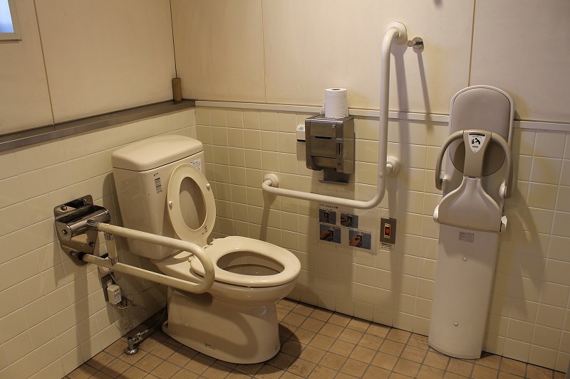 小船山公園、多目的トイレ、手すりあり