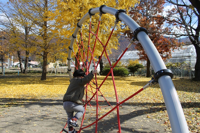 ネット遊具に挑戦している3歳児